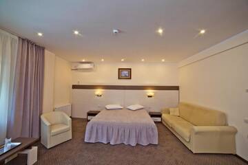 Фото номера Улучшенный двухместный номер с 1 кроватью Отель Hotel Evergreen г. Амара 3